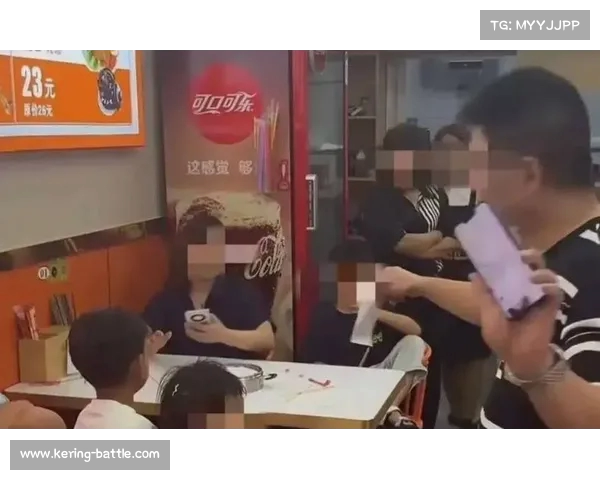 北京大爷强行要求让座被拘后发声不满,父女共鸣引发舆论风波 北京大爷强行要求让座被拘后发声不满,父女共鸣引发舆论风波